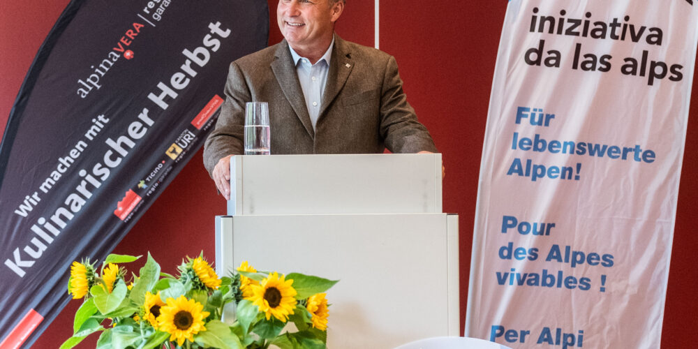 Gian Peter Niggli, Präsident alpinavera, an der Verleihung "Bergkristall" durch den Verein Alpen-Initiative. Chur, 29. September 2020. Foto: Mattias Nutt