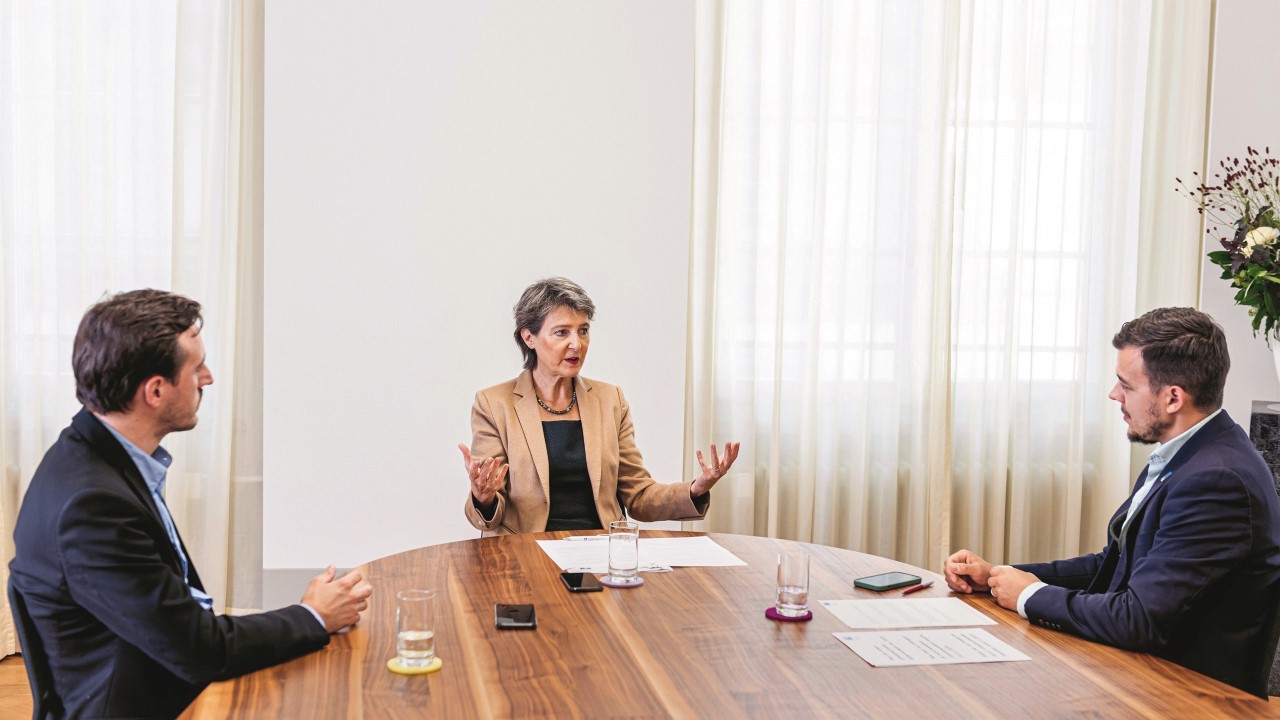 Madame la conseillère fédérale Simonetta Sommaruga en entretien avec Fabio Gassmann (à gauche) et Django Betschart de l'Initiative des Alpes.