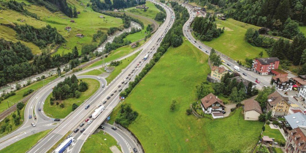 Ingorghi sull’autostrada spostano il traffico sulle strade cantonali – per esempio, a scapito degli abitanti di Wassen. Foto: IG Kanton Uri