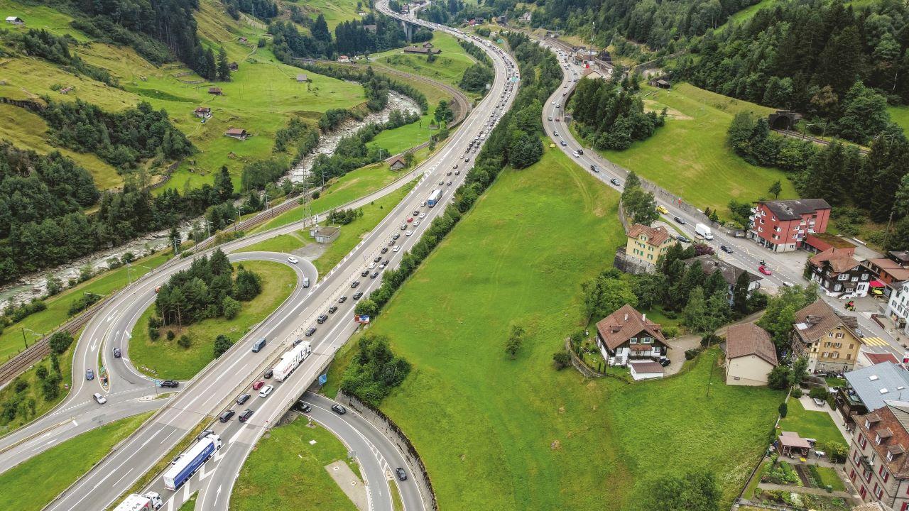 Ingorghi sull’autostrada spostano il traffico sulle strade cantonali – per esempio, a scapito degli abitanti di Wassen. Foto: IG Kanton Uri